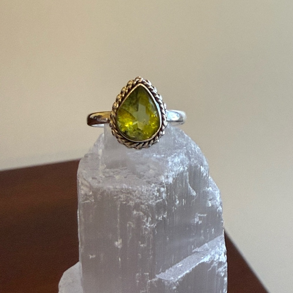 Natural Pear Shape Peridot Ring .925 Sterling Silver size 6